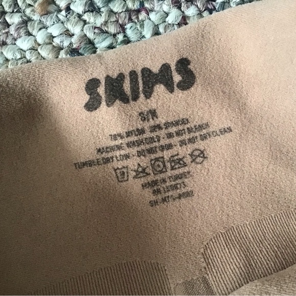 NIB  TAGGED S/M SKIMS SIENNA mid sculpting shorts,firm price - Picture 10 of 13